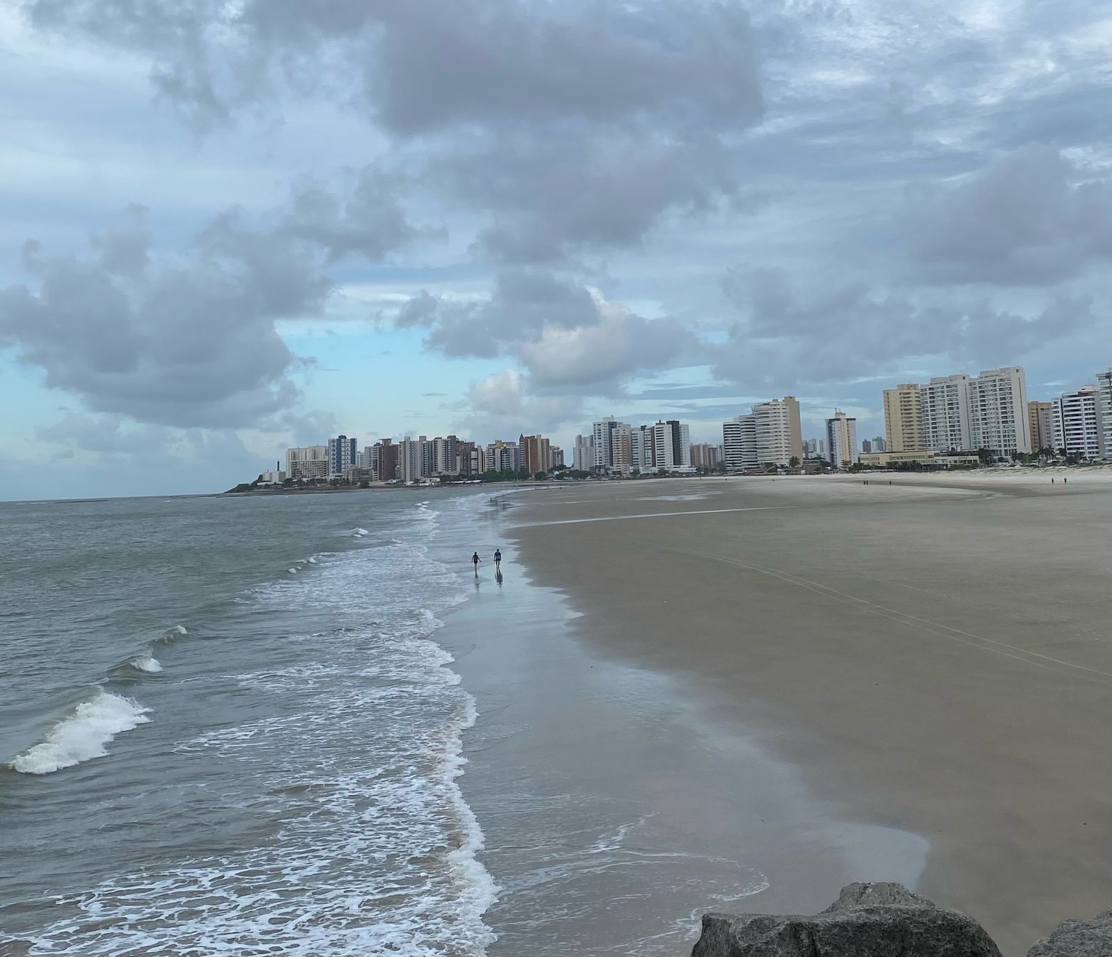 Chuvas deixam praias de São Luís impróprias para banho, aponta Sema